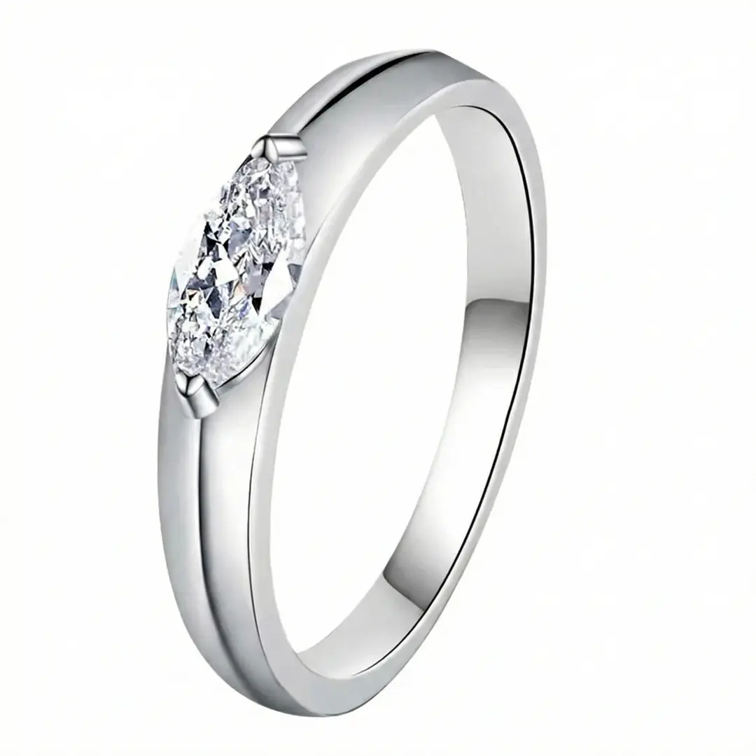 Un diseño único para una promesa eterna. Anillo de moissanita con corte marquesa y acabado en platino, creado con alma en Zaragoza.
						
						Encuentra la distinción en plata de ley 925. Anillo de diseño minimalista con moissanita certificada para un estilo sofisticado y real.
						
						Joyas con alma y diseño de vanguardia. Anillo moissanita marquesa 1ct con acabado artesano y garantía local desde nuestro taller.