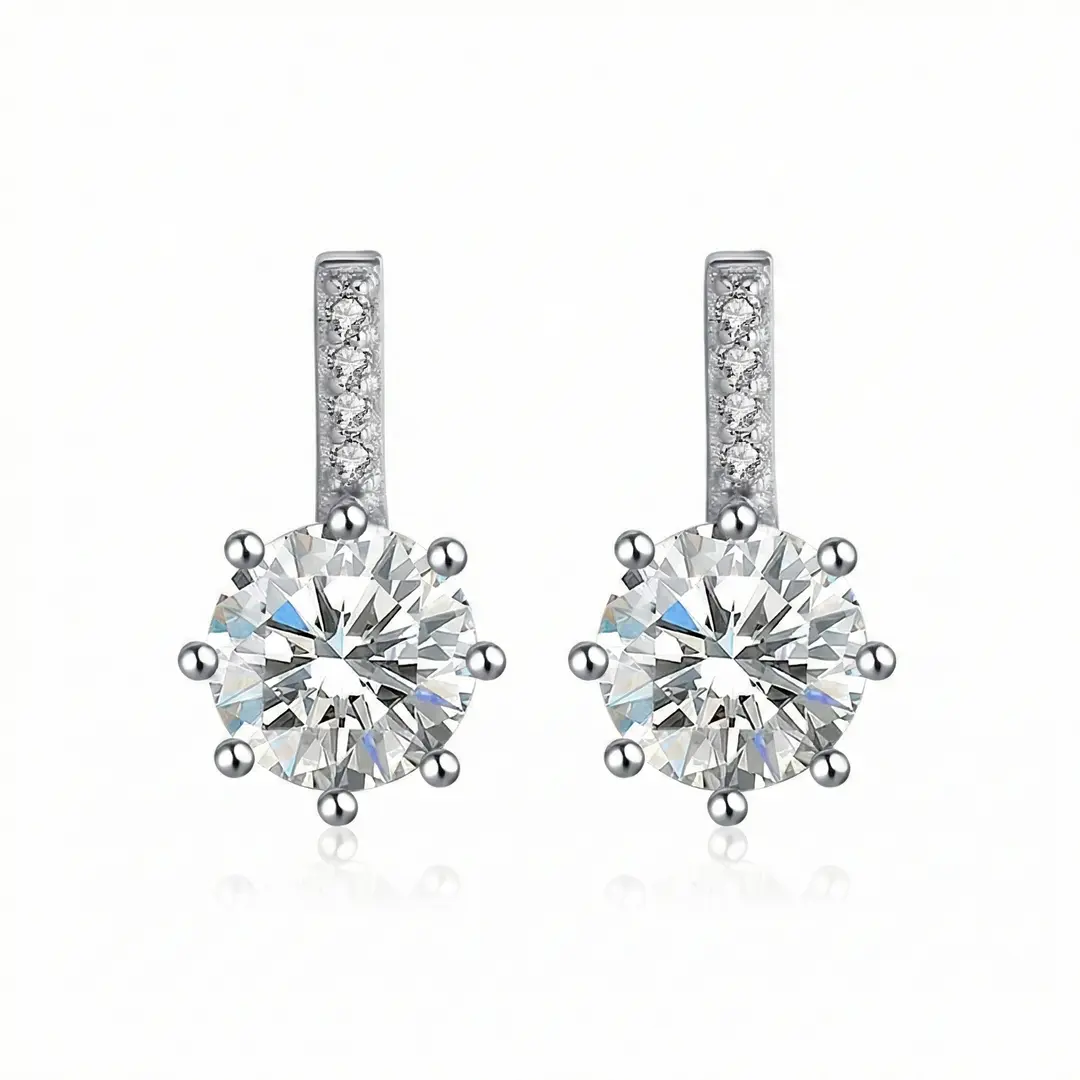 Pendientes de plata de ley con circones blancos y baño de rodio, la pieza esencial que combina brillo eterno y confort diario.